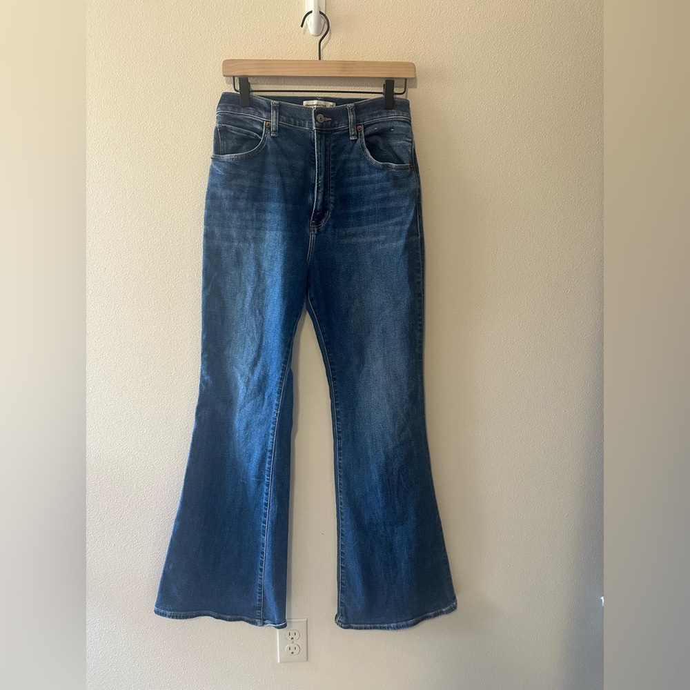 Abercrombie & Fitch Ultra High Rise Flare Jean size 29 medium wash - Picture 7 of 8